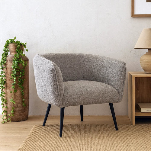 Andrea Bizzotto Avril Poltrona Effetto Boucle Grigio ambientato in spazio living con arredi coordinati