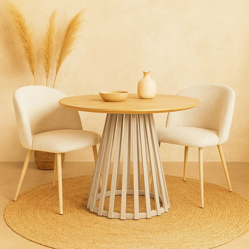 Andrea Bizzotto Cilian tavolo 120 cm tondo natural warm grey in naturale ambientato in spazio living con arredi coordinati