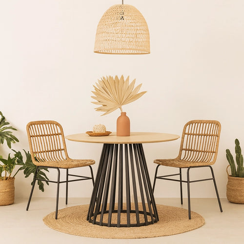 Andrea Bizzotto Cillian tavolo 120 cm tondo natural nero Naturale ambientato in spazio living con arredi coordinati