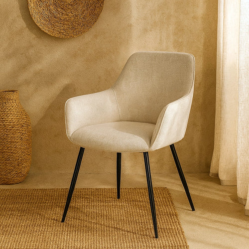 Andrea Bizzotto Cora sedia in tessuto beige e gambe nero in naturale ambientato in spazio living con arredi coordinati