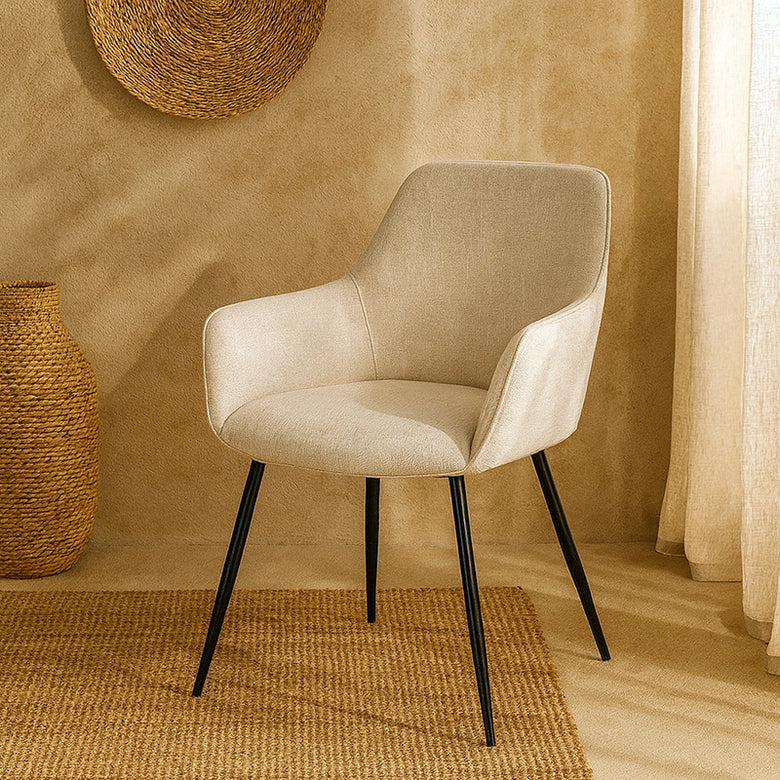 Andrea Bizzotto Cora sedia in tessuto beige e gambe nero in naturale ambientato in spazio living con arredi coordinati