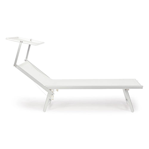 Andrea Bizzotto Cross Lettino sdraio con tettuccio bianco in alluminio ambientato in spazio living con arredi coordinati