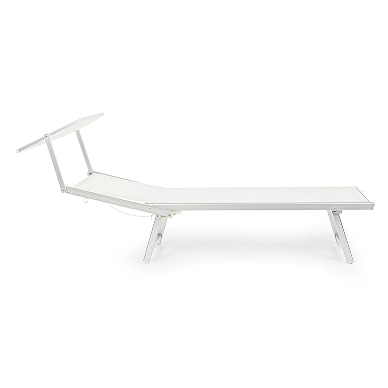 Andrea Bizzotto Cross Lettino sdraio con tettuccio bianco ambientato in spazio living con arredi coordinati
