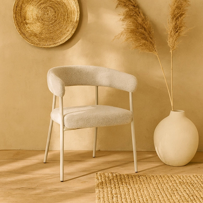 Andrea Bizzotto Giaele sedia effetto boucle warm grey e ambientato in spazio living con arredi coordinati
