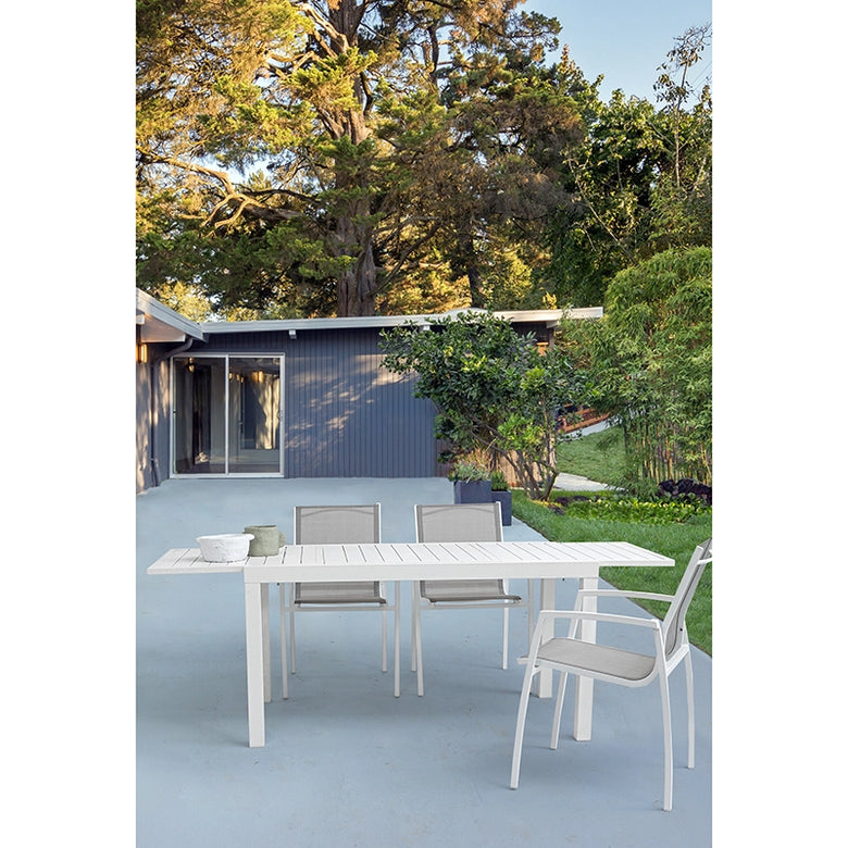 Andrea Bizzotto Hilde 140x77 tavolo allungabile bianco ambientato in spazio living con arredi coordinati