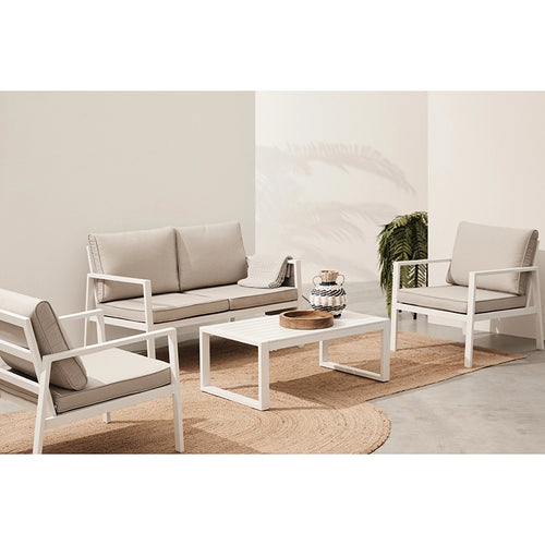 Andrea Bizzotto Hilde salotto con cuscini beige bianco in alluminio e opaco ambientato in spazio living con arredi coordinati