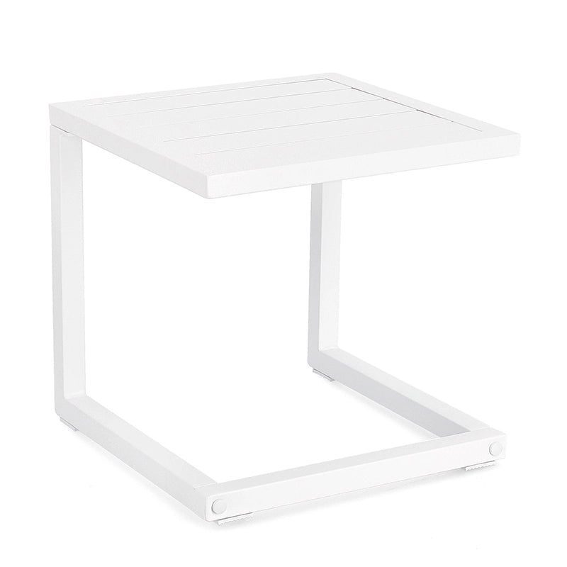 Andrea Bizzotto Hilde tavolino 40x40 bianco in alluminio e opaco ambientato in spazio living con arredi coordinati