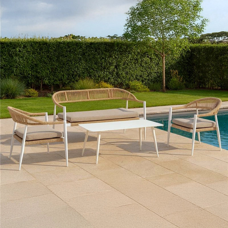 Andrea Bizzotto Jadia salotto ad intreccio bianco beige in alluminio ambientato in spazio living con arredi coordinati