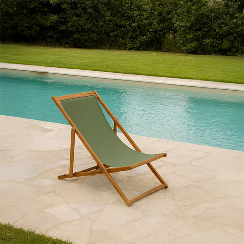 Andrea Bizzotto Noemi relax sedia sdraio verde muschio in naturale ambientato in spazio living con arredi coordinati