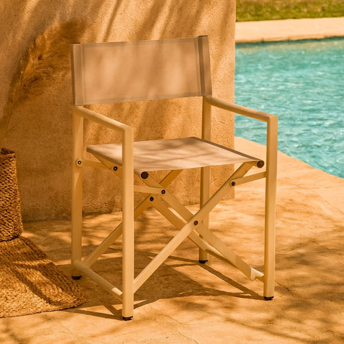 Andrea Bizzotto Taylor Sedia regista in alluminio whisper Beige ambientato in spazio living con arredi coordinati
