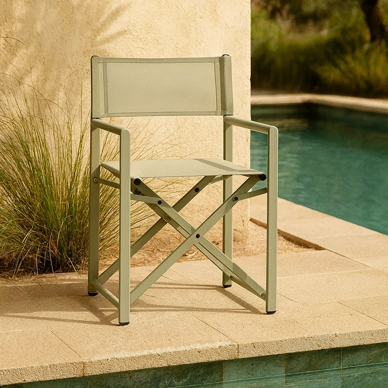 Andrea Bizzotto Taylor Sedia regista in alluminio breeze ambientato in spazio living con arredi coordinati