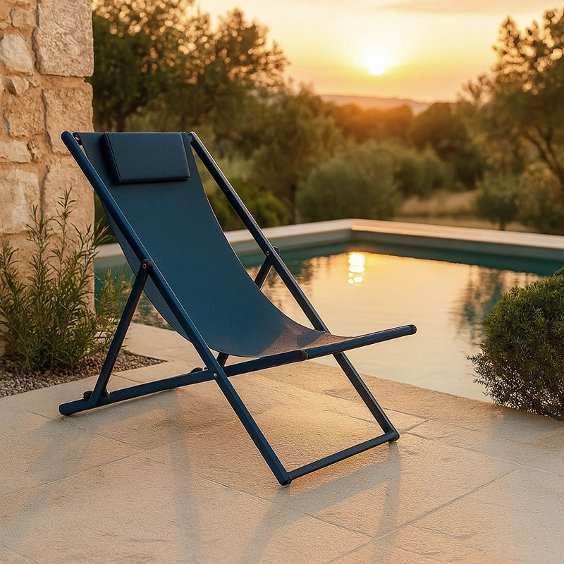 Andrea Bizzotto Taylor Sedia sdraio in alluminio navy ambientato in spazio living con arredi coordinati