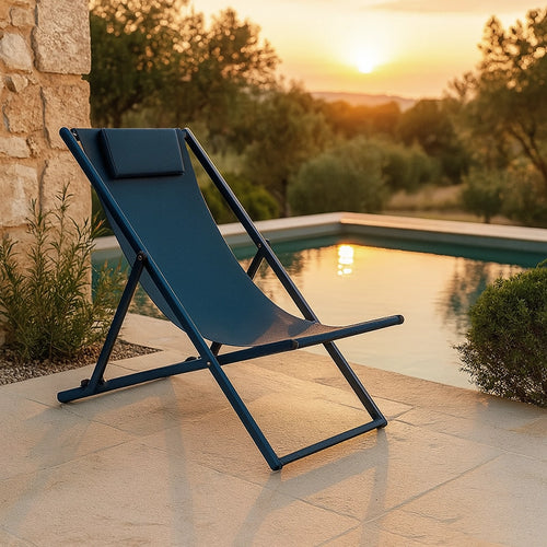 Andrea Bizzotto Taylor Sedia sdraio in alluminio navy ambientato in spazio living con arredi coordinati