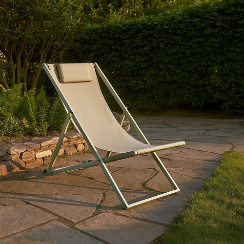 Andrea Bizzotto Taylor Sedia sdraio in alluminio breeze ambientato in spazio living con arredi coordinati