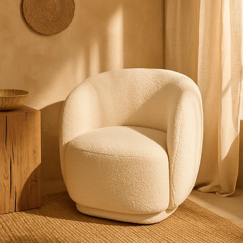 Andrea Bizzotto Tecla Poltrona Effetto Boucle Naturale ambientato in spazio living con arredi coordinati