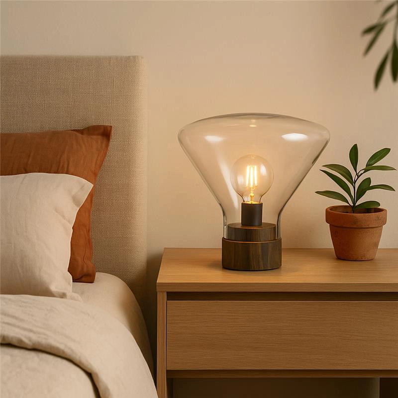 Andrea bizzotto Jasper svas lampada da tavolo con base in in naturale accesa in ambiente, design e diffusione della luce