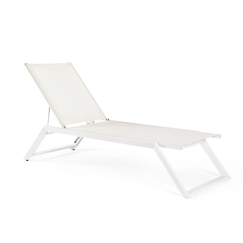 Andrea bizzotto Kaylan lettino sdraio con ruote bianco in alluminio ambientato in spazio living con arredi coordinati