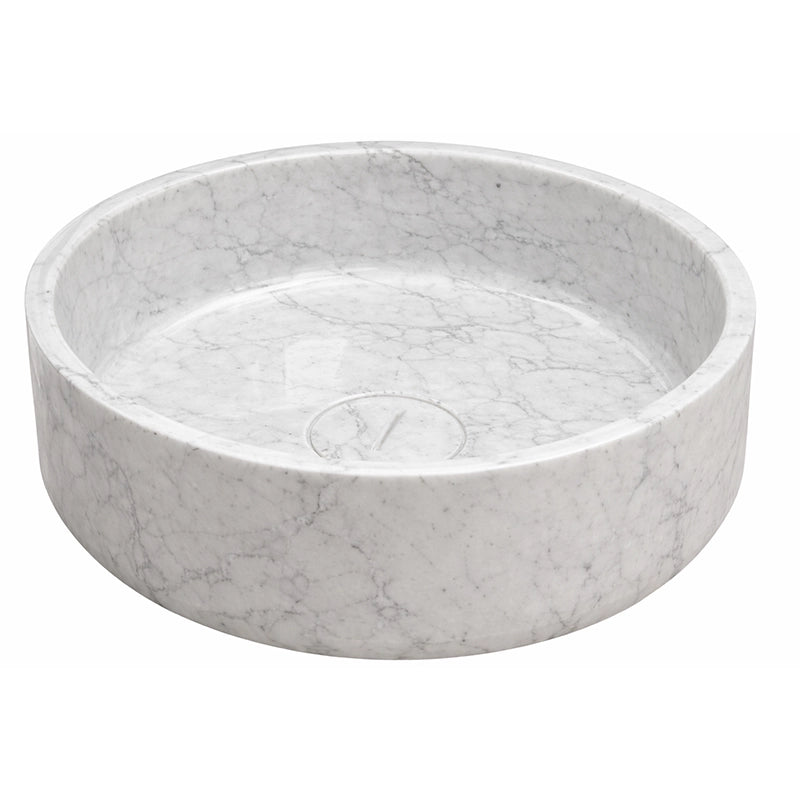 Antonio Lupi Opale Lavabo 50 cm Tondo In Marmo di Carrara in pietra naturale ambientato su piano bagno con accessori...