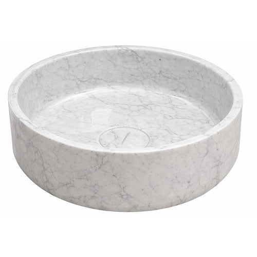 Antonio Lupi Opale Lavabo 50 cm Tondo In Marmo di Carrara in pietra naturale ambientato su piano bagno con accessori...