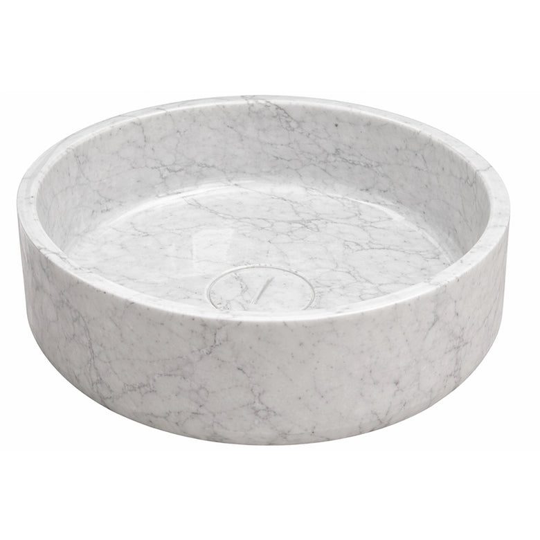 Antonio Lupi Opale Lavabo 50 cm Tondo In Marmo di Carrara in pietra naturale ambientato su piano bagno con accessori...