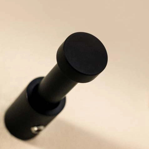 Cosmic Logic Appendino bagno Nero Satinato montato a parete, vista del design e della finitura - Industrias Cosmic