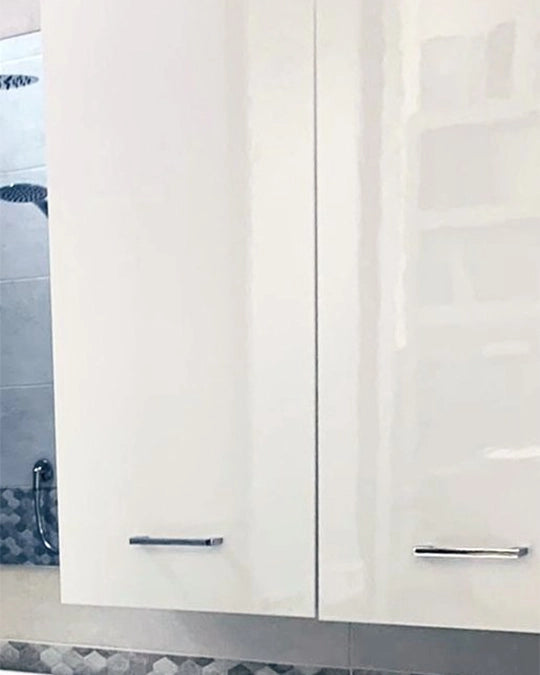 Armadietto bagno 68x22 bianco lucido con maniglie cromo – vista 2