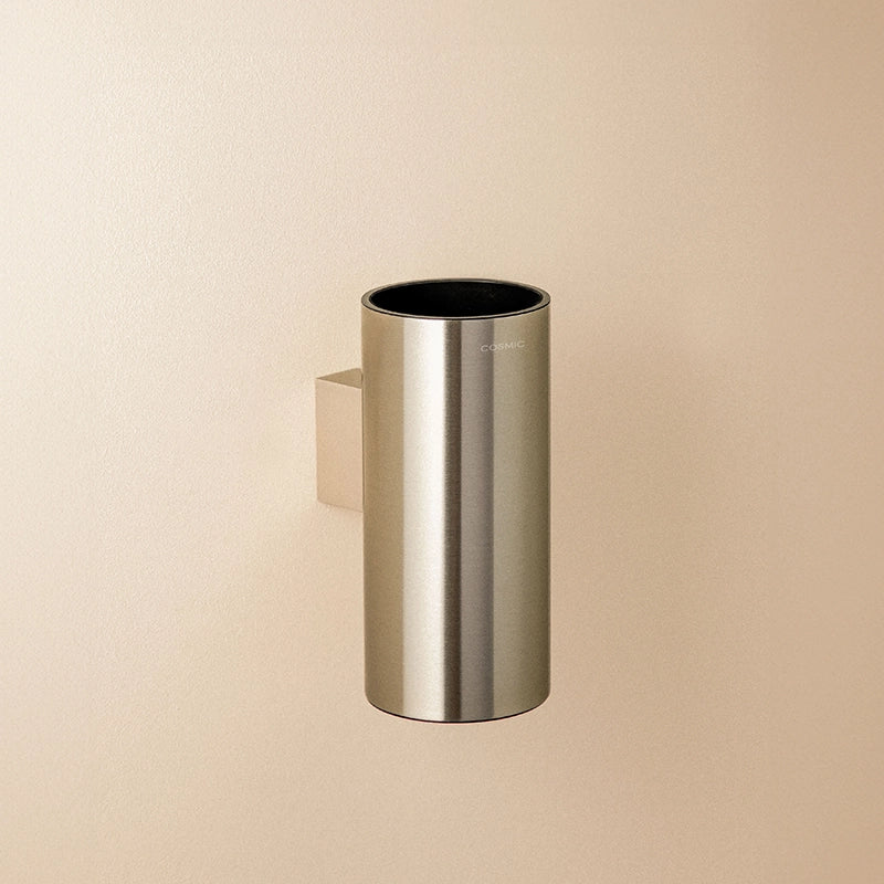 Bicchiere Portaspazzolini a muro cromo Lucido Logic Cosmic montato a parete, vista del design e della finitura...