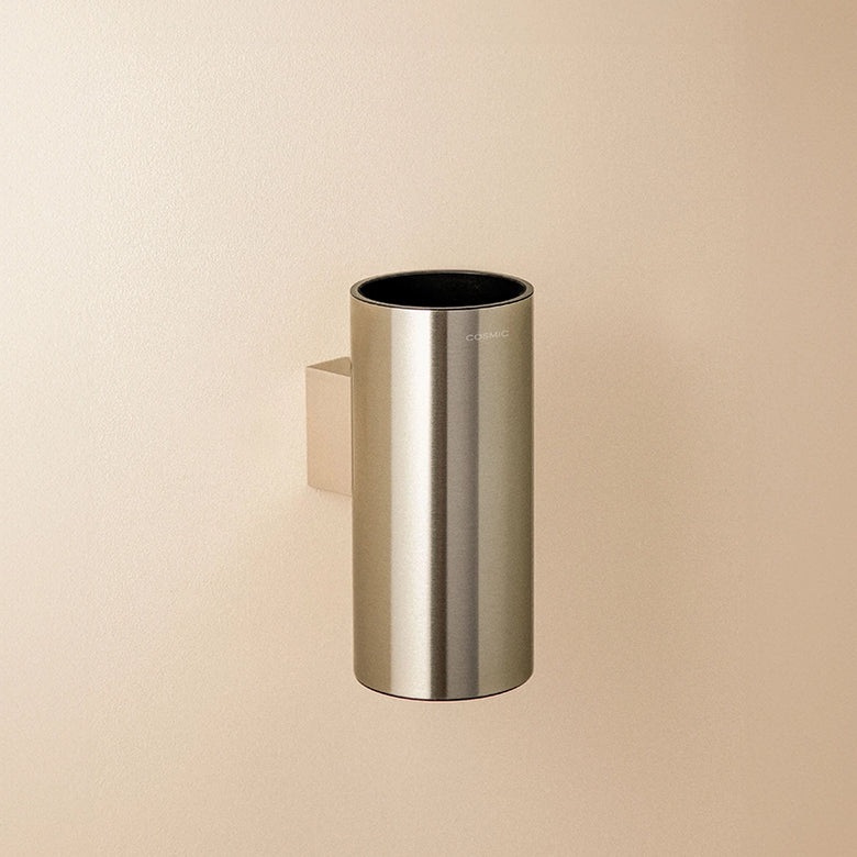 Bicchiere Portaspazzolini a muro cromo Lucido Logic Cosmic montato a parete, vista del design e della finitura...