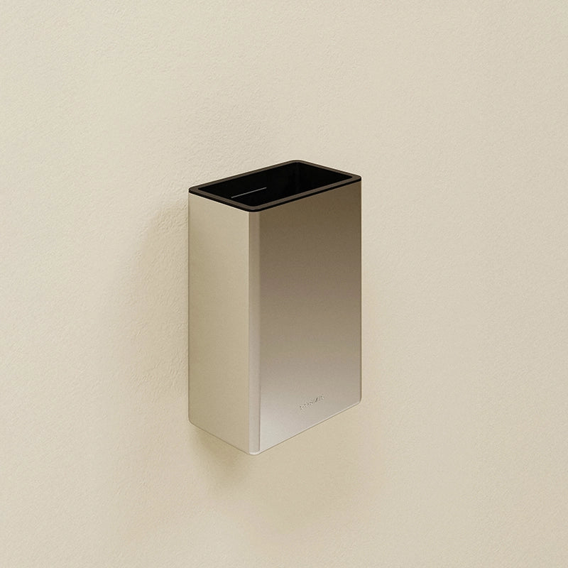 Bicchiere portaspazzolini quadro da Appoggio Cromo Nero montato a parete, vista del design e della finitura - Industrias...