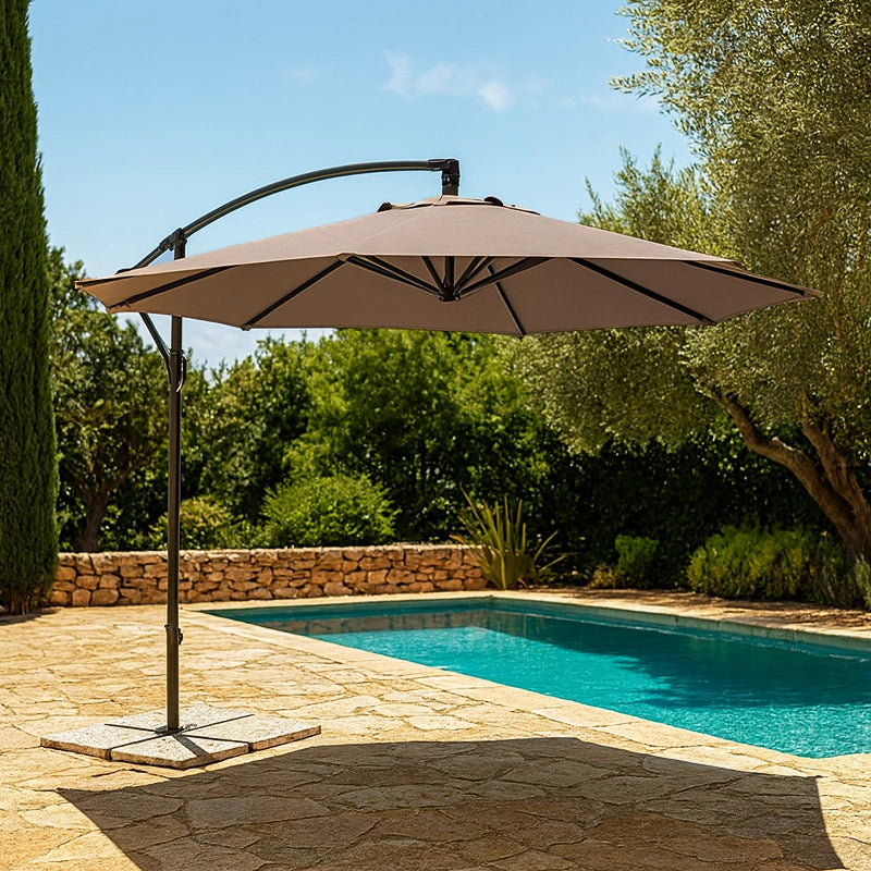 Bizzotto Texas ombrellone 3 m tortora antivento girevole ambientato in spazio living con arredi coordinati - Andrea Bizzotto