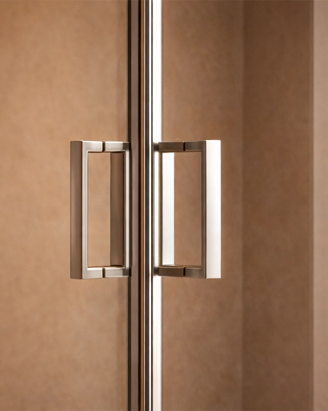 Box doccia 70x120 Nuvola 2 ante scorrevoli reversibile Cromato, dettaglio dei profili e delle cerniere in alluminio...