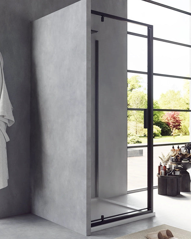Box doccia 90x80 Rio a pivot vetro 6 mm trasparente H 195 installato in bagno moderno con ante in vetro temperato...