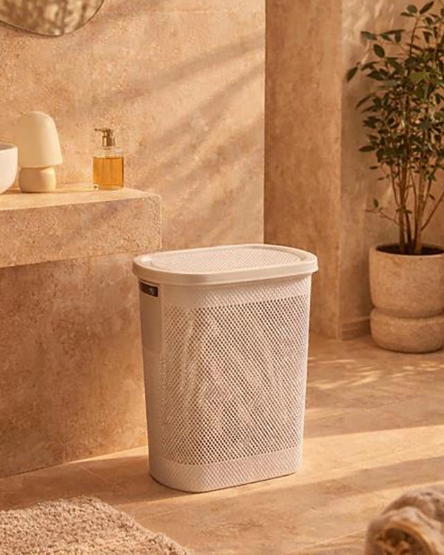 Cesto portabiancheria in plastica bianco montato a parete, vista del design e della finitura - Exagonshop