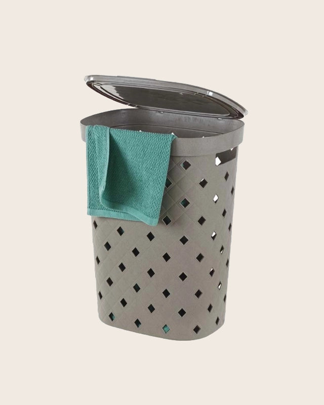 Cesto portabiancheria in plastica tortora Fiber installato su lavello, vista della bocca e della leva - Exagonshop