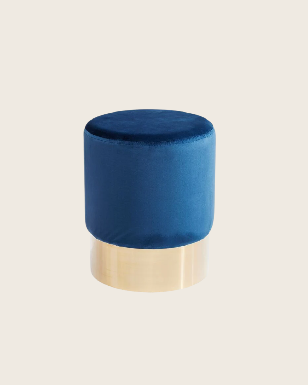 Cherry pouf 35 cm effetto velluto blu glamour con fascia in ottone ambientato in spazio living con arredi coordinati...
