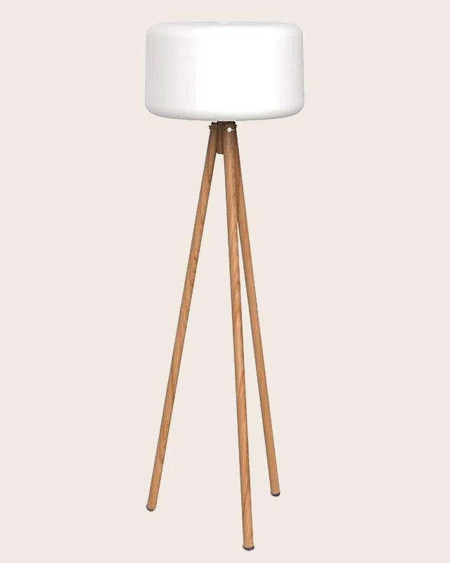 Chloe Lampada 140 cm a pavimento esterno ed interno bianco in naturale accesa in ambiente, design e diffusione della luce...