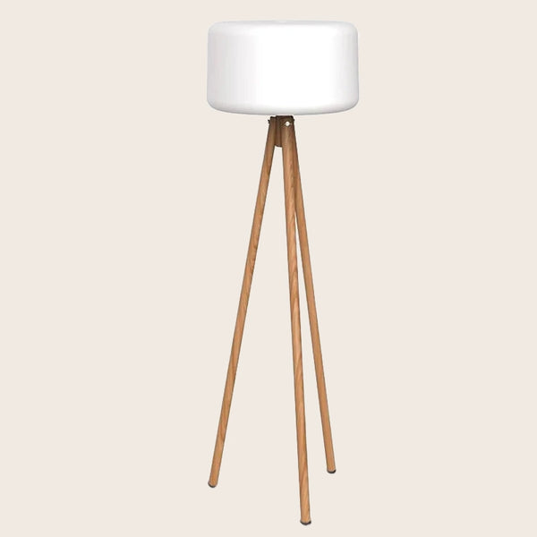 Chloe Lampada 140 cm a pavimento esterno ed interno bianco in naturale accesa in ambiente, design e diffusione della luce...