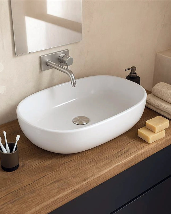 Ciotola 60x39 da appoggio in ceramica bianco opaco ambientato su piano bagno con accessori - Exagonshop