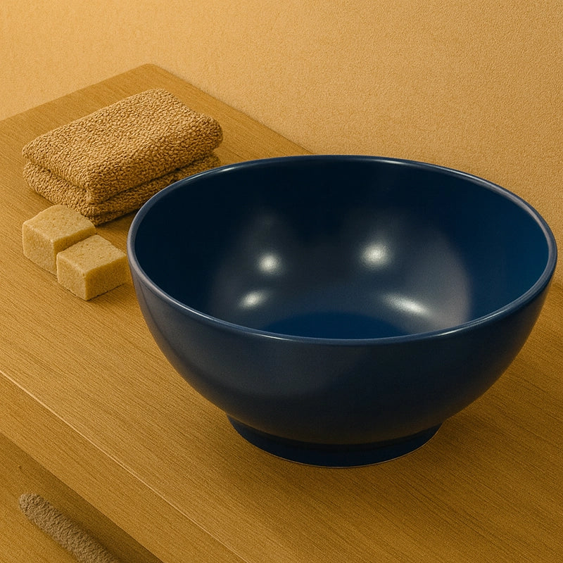 Ciotola lavabo 38 Cm da Appoggio Indaco Matt Flavia Nic ambientato su piano bagno con accessori - Nic Design