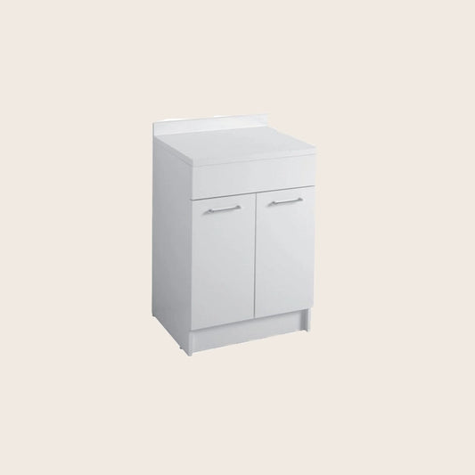 Colavene mobile bagno 60x60 a due ante con ripiano interno in lucido installato su lavello, vista della bocca e della leva