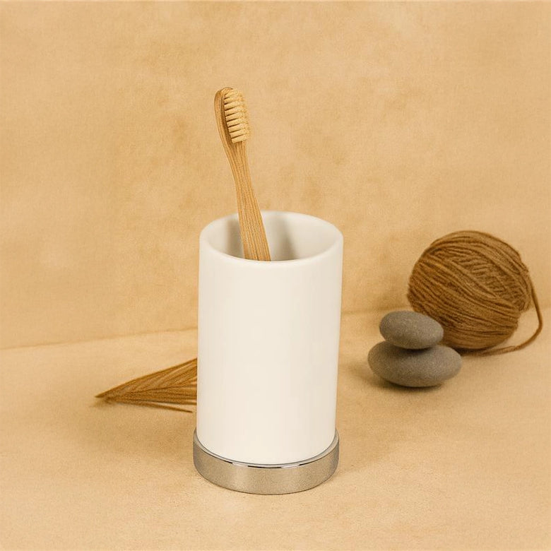 Colombo Nordic portaspazzolini in Ceramica Bianco Opaco Cromo Bianco Opaco montato a parete, vista del design e della...
