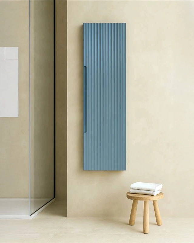 Colonna bagno 120x34 Mango reversibile sky blue con lavabo e rubinetteria, vista frontale su sfondo neutro - Exagonshop
