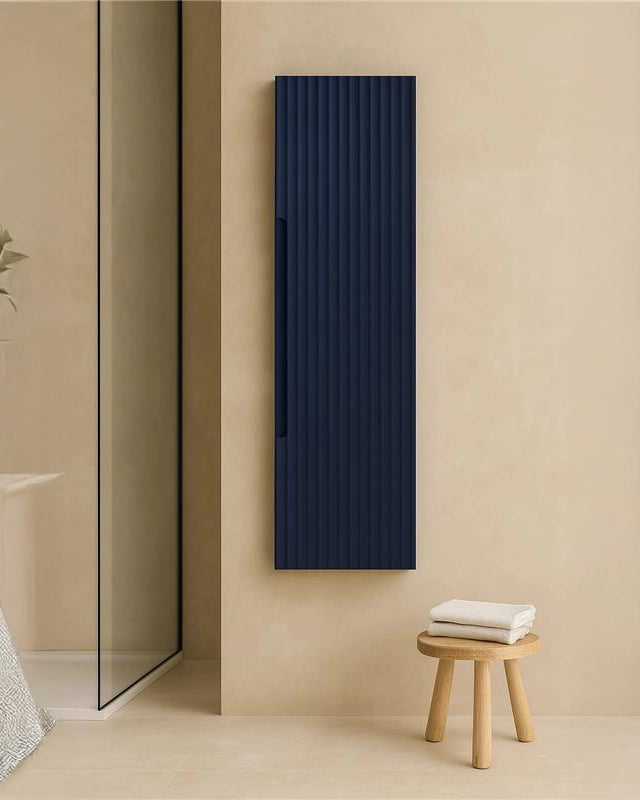 Colonna bagno 120x34 Mango blu notte reversibile in naturale con lavabo e rubinetteria, vista frontale su sfondo neutro...