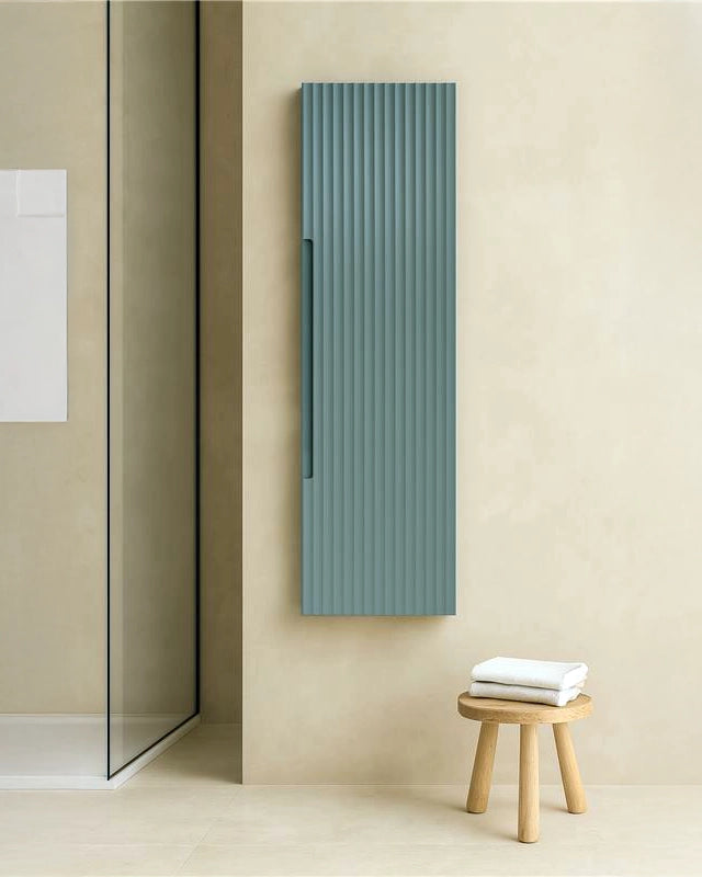 Colonna bagno 120x34 Mango muschio reversibile Musk in naturale con lavabo e rubinetteria, vista frontale su sfondo...