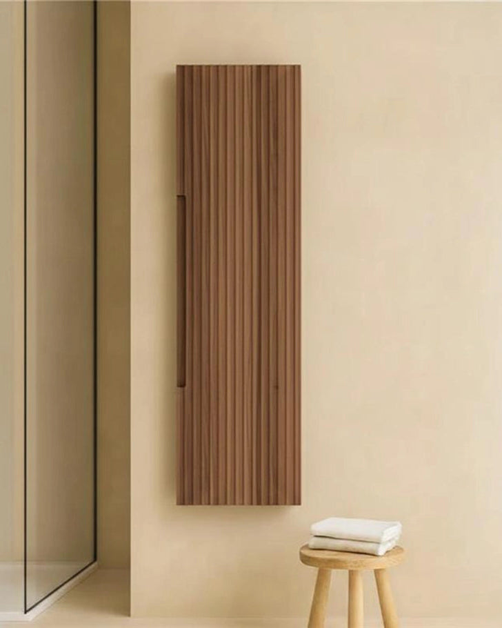 Colonna bagno 120x34 Mango noce effetto legno reversibile con lavabo e rubinetteria, vista frontale su sfondo neutro...