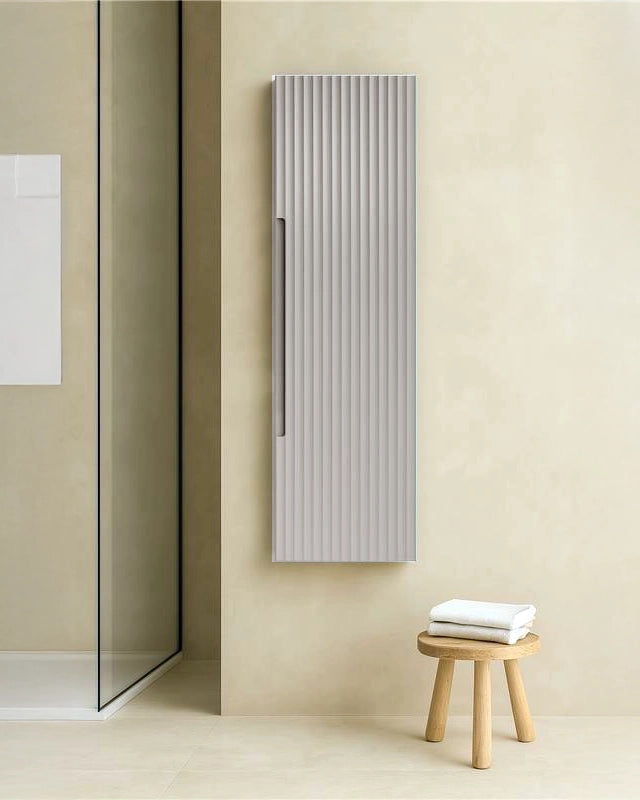 Colonna bagno 120x34 Mango reversibile canapa CANAPA MATT in naturale con lavabo e rubinetteria, vista frontale su sfondo...