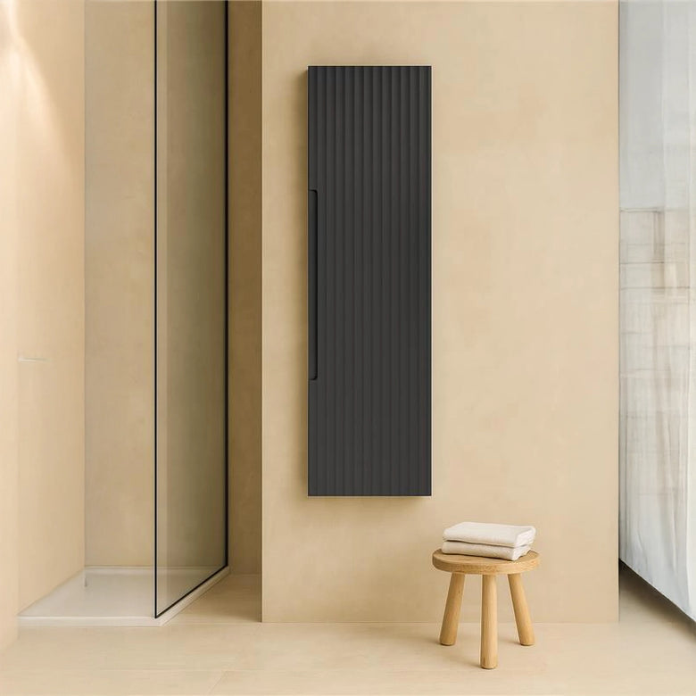 Colonna bagno 120x34 Mango reversibile dark grey Grigio Scuro con lavabo e rubinetteria, vista frontale su sfondo neutro...