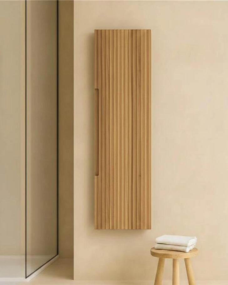 Colonna bagno 120x34 Mango rovere effetto legno reversibile con lavabo e rubinetteria, vista frontale su sfondo neutro...