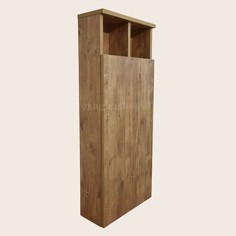 Colonna bagno effetto legno aramo light Cassandra Eyes in naturale con lavabo e rubinetteria, vista frontale su sfondo...