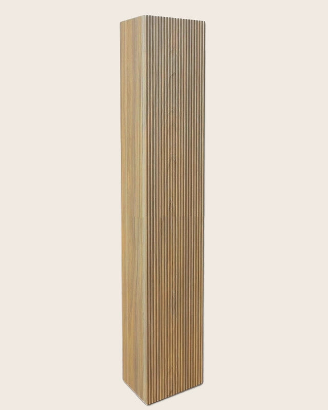 Colonna bagno rovere chiaro 26x150 Urbino cannettato con in naturale con lavabo e rubinetteria, vista frontale su sfondo...